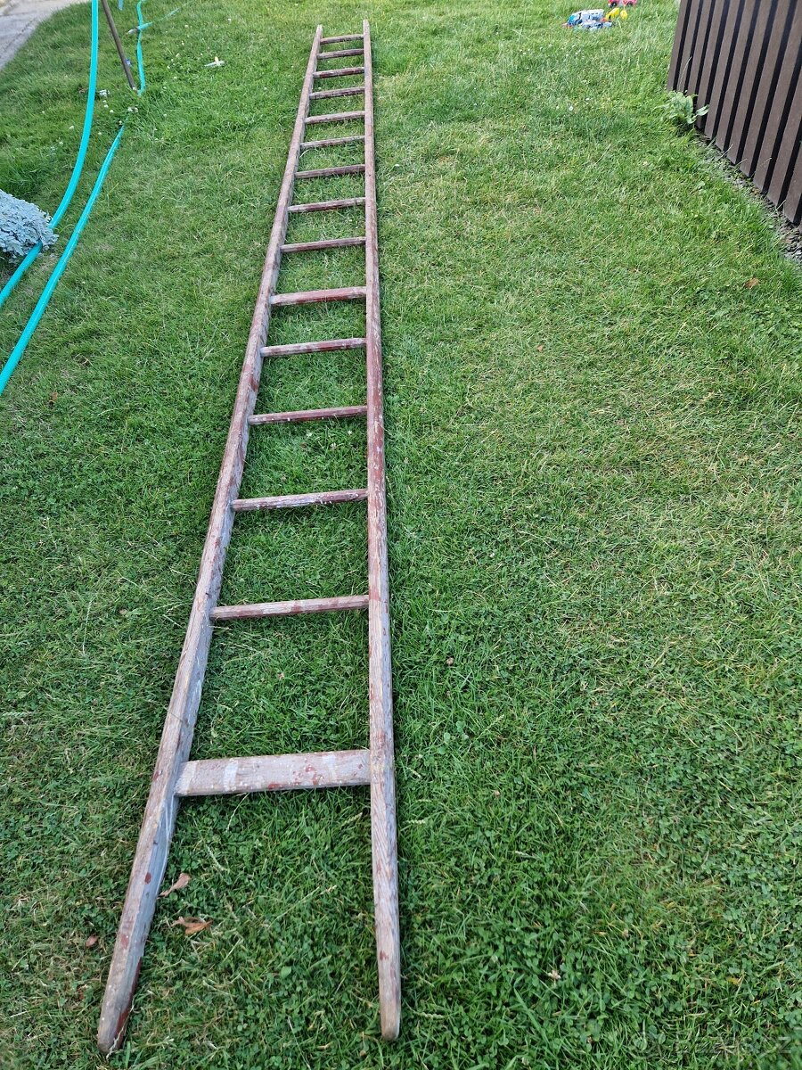 Žebřík dřevěný 5 m.