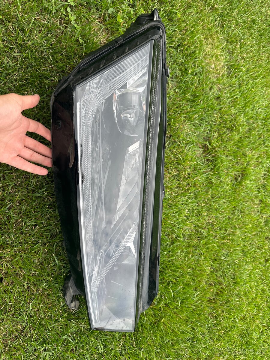 Originální pravý přední světlomet Škoda Octavia 4 předface