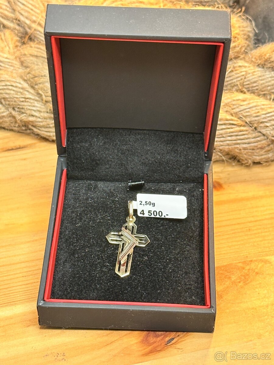 Zlatý přívěsek kříž 2,50g (1800 Kč/g) 