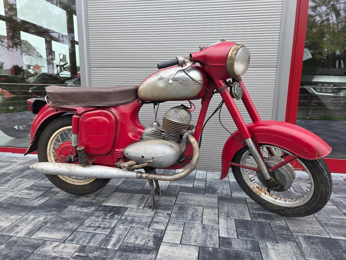 Jawa 350/354-06 první panelka