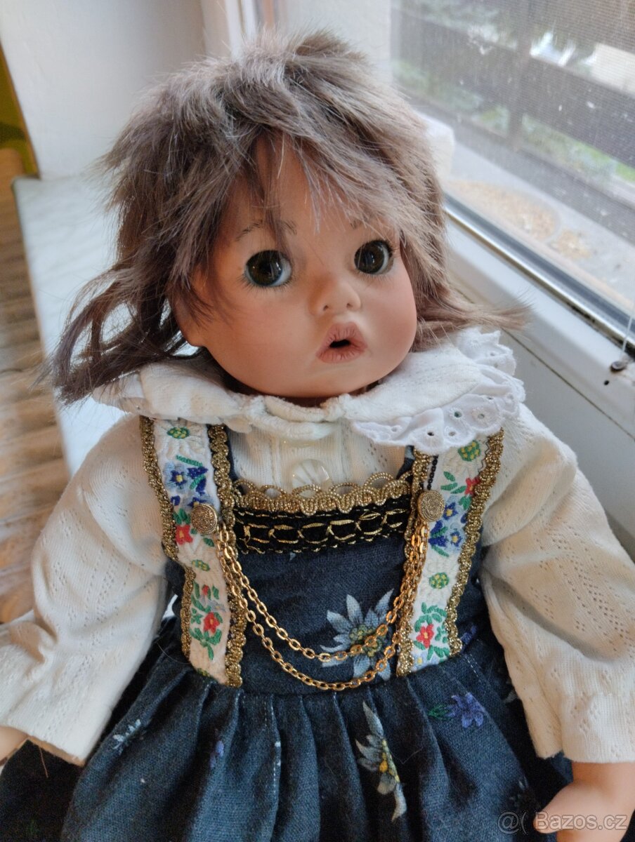 Sedící značená porcelánová panenka