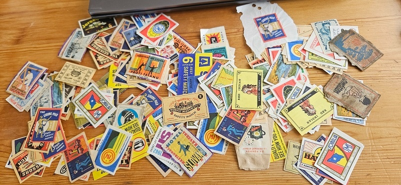 242ks zápalkové nálepky