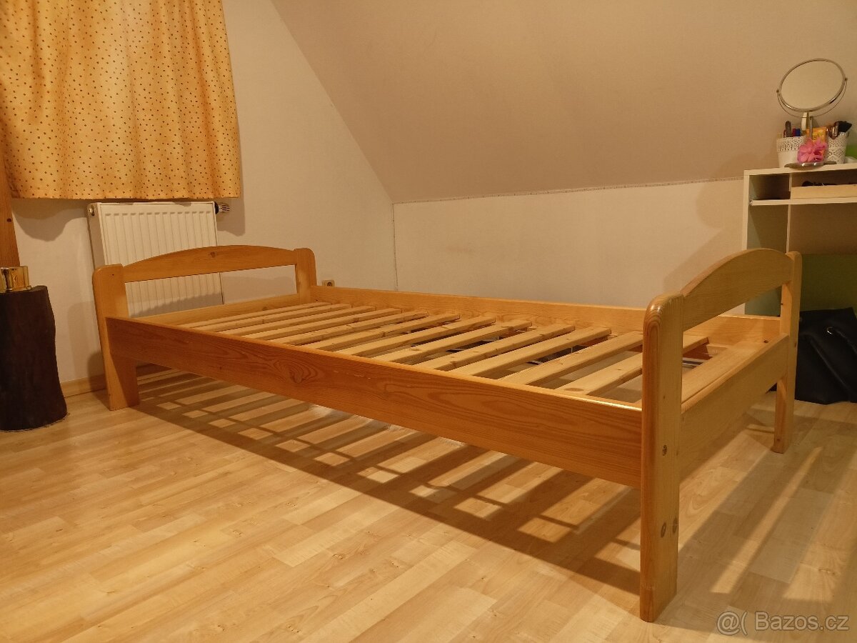Dřevěná postel z masivu - jednolůžko