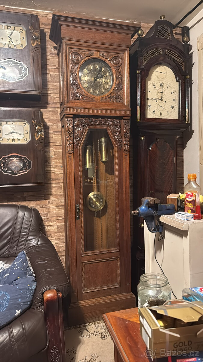Mega velké dominantní podlahové hodiny z masivu. 1910.