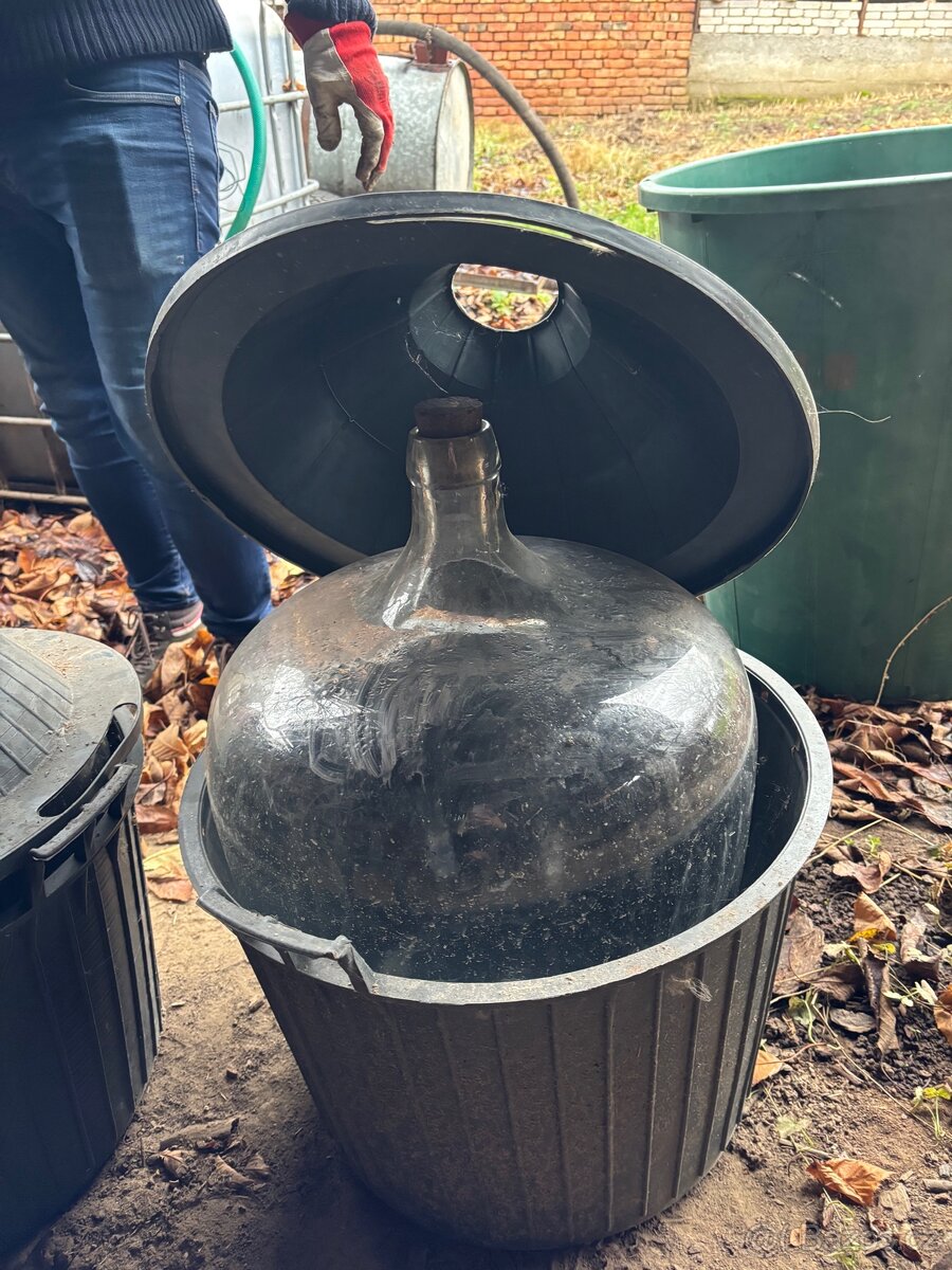 Demižony a kovové koše