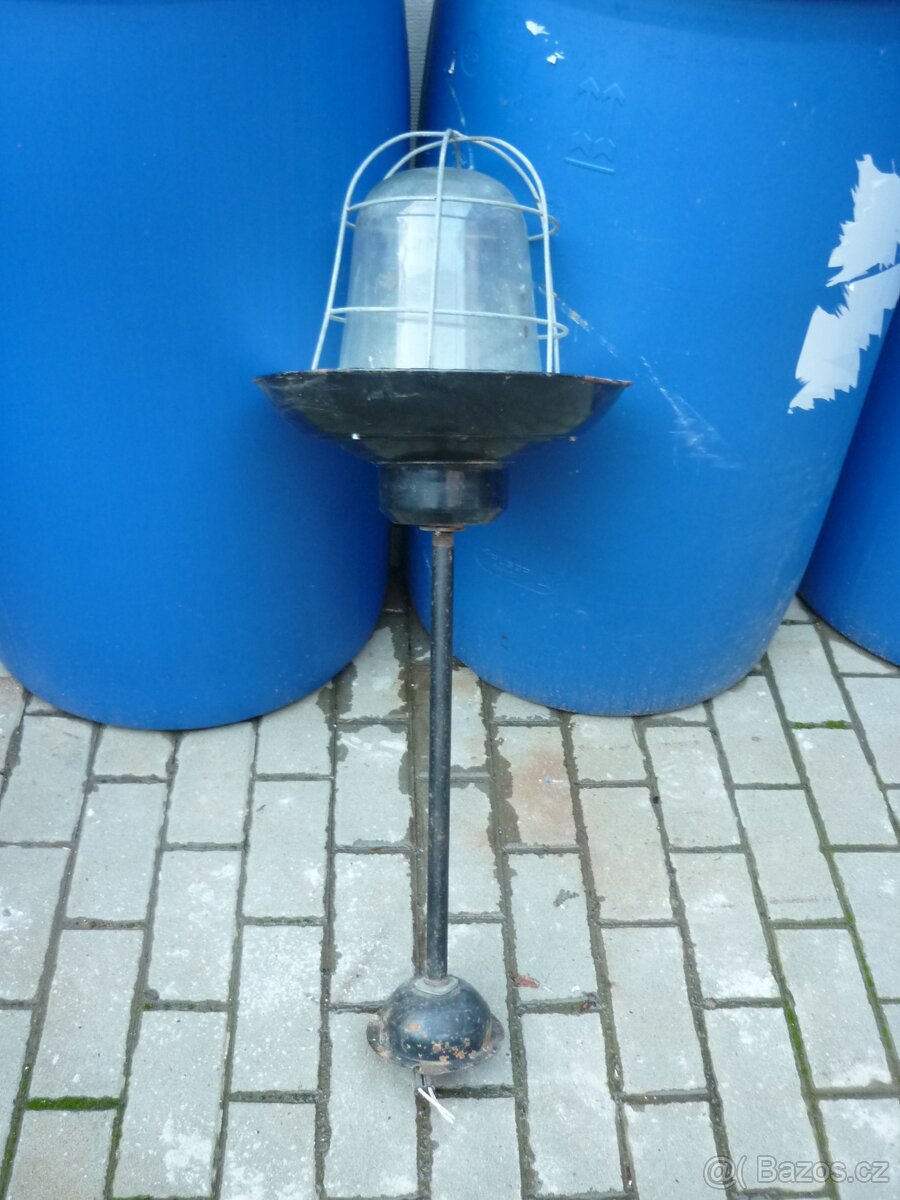 Industrialní tovární lampa