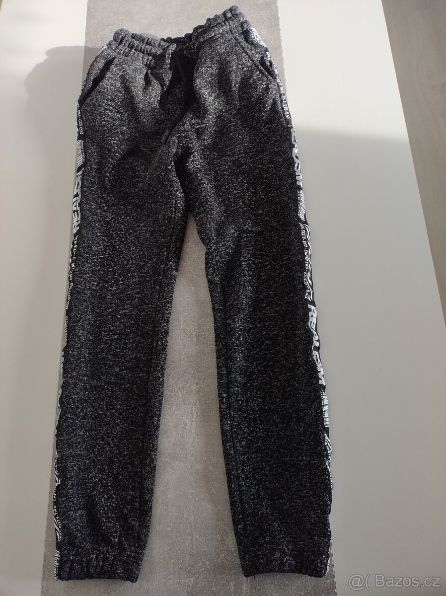 Prodám teplé chlapecké tepláky vel. 146/152