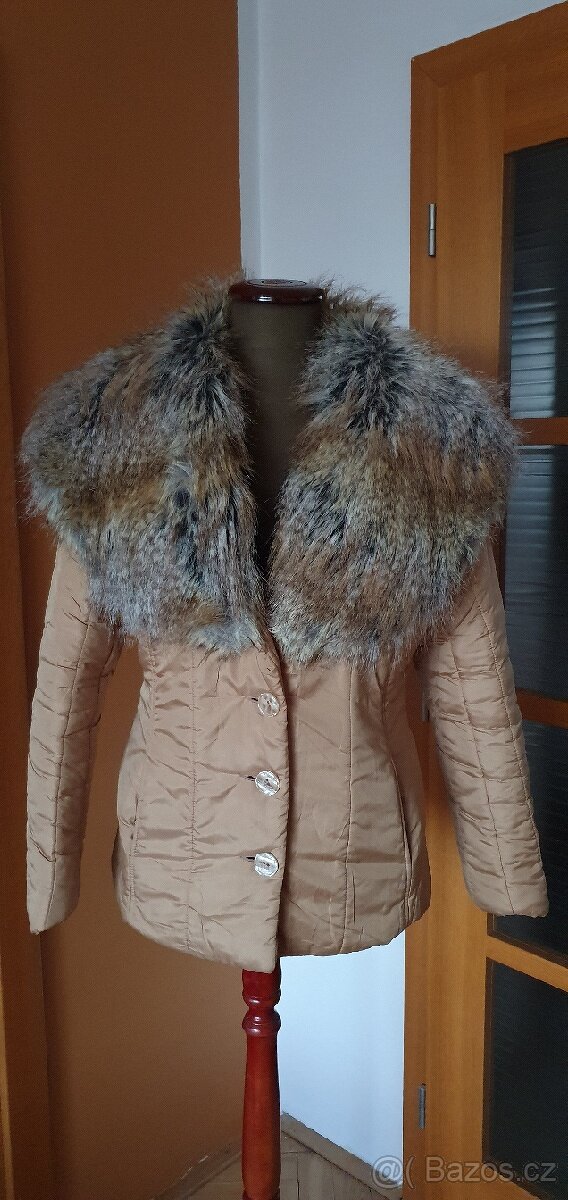 Zimní bunda s chlupatým límcem
