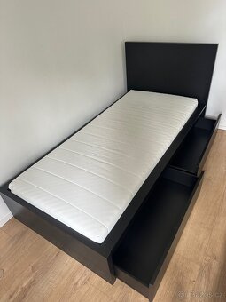 Postel MALM černohnědá 90x200 + lamelový rošt + zásuvky