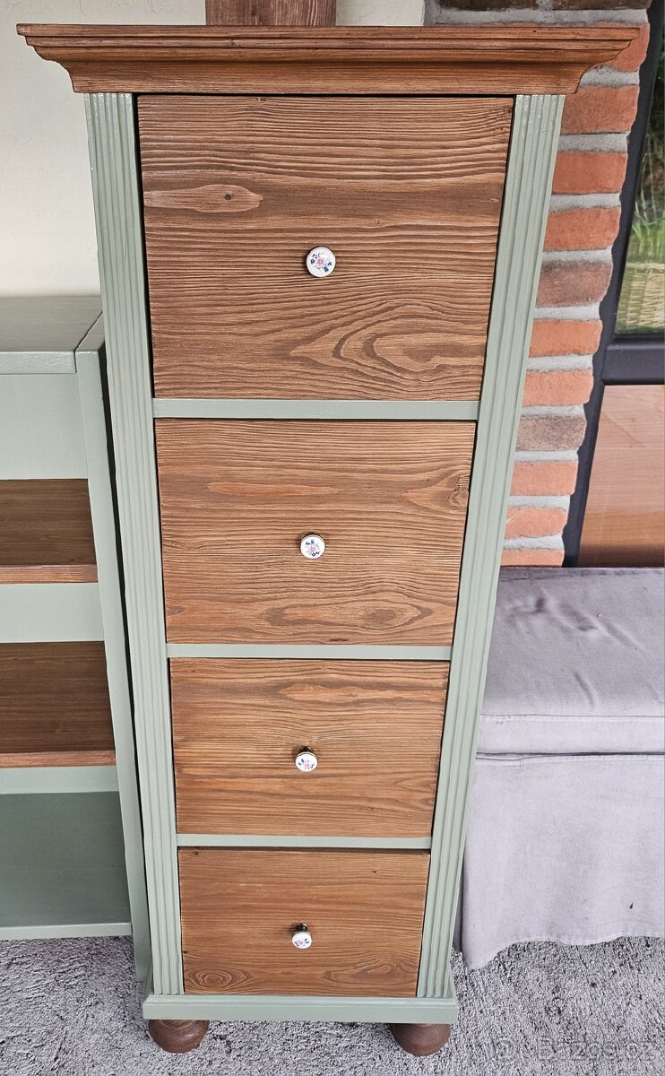 Vysoká dřevěná venkovská komoda