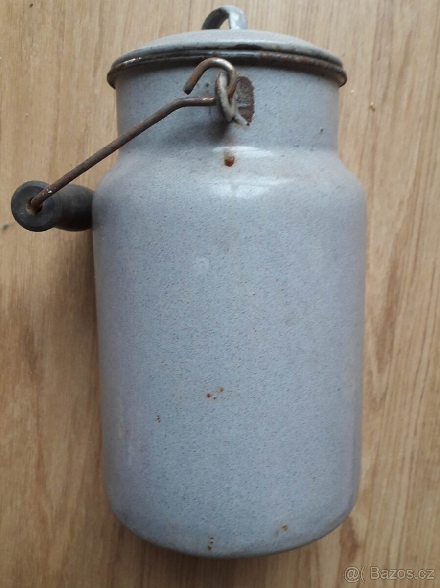 stařší smaltovaná konvička, výška 21 cm, -