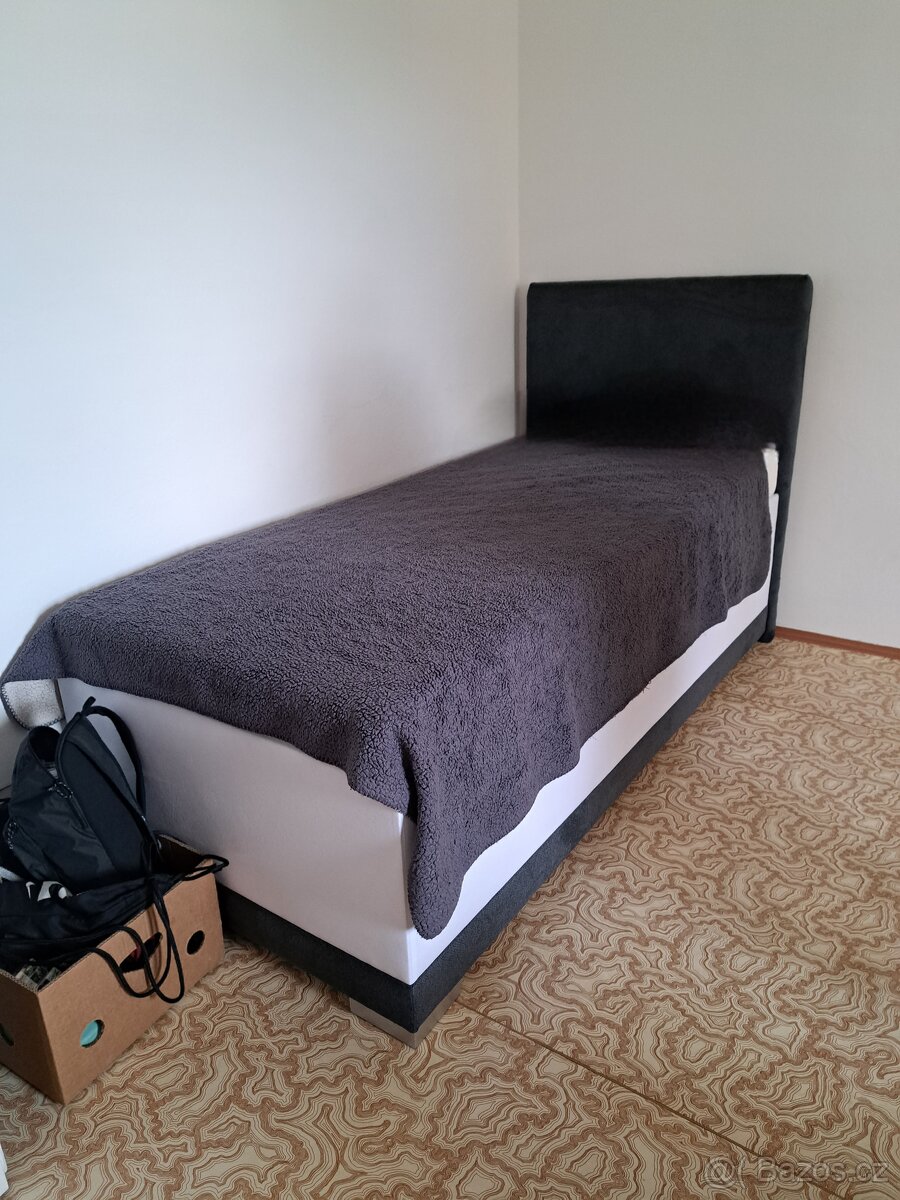 Čalouněná postel