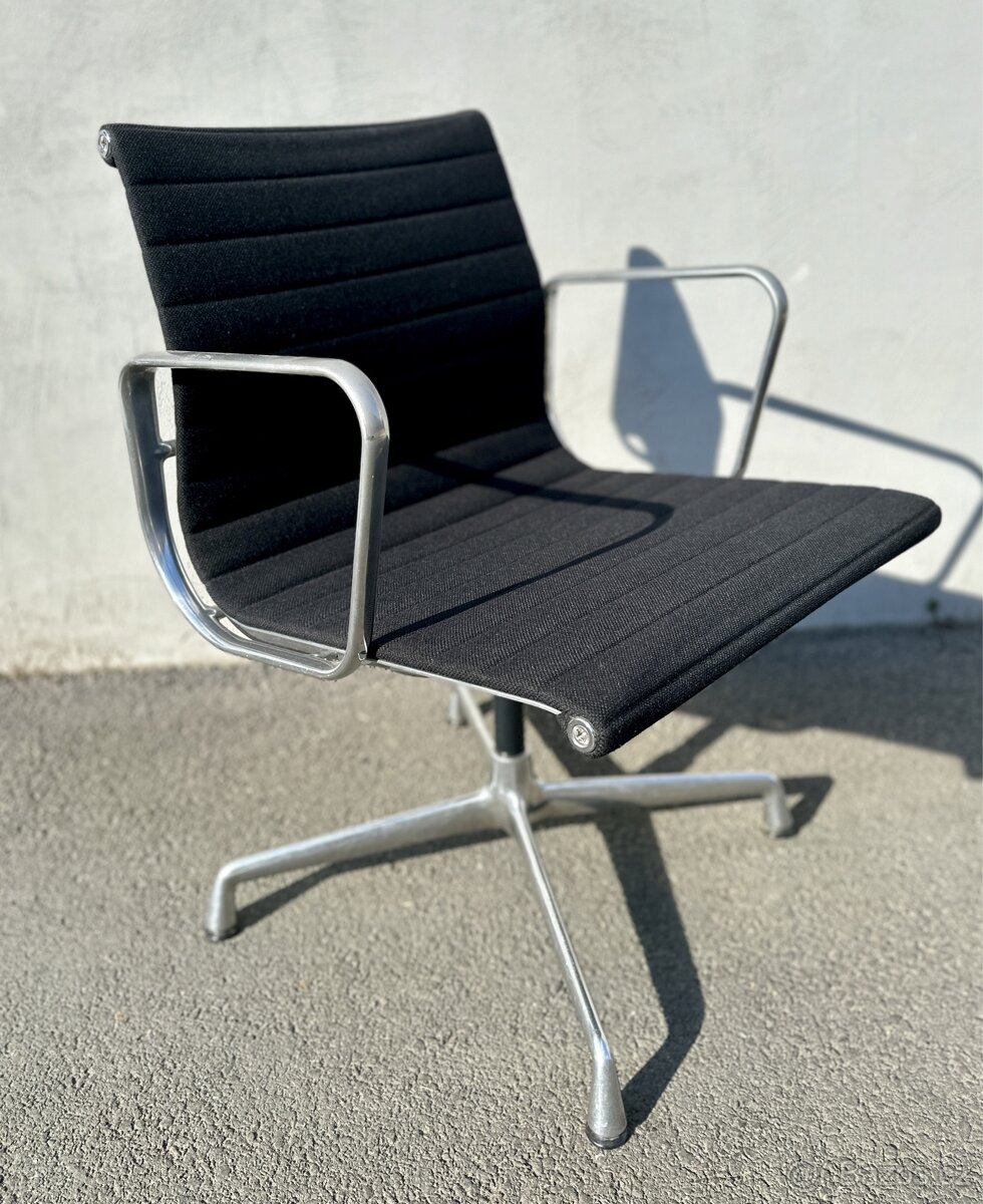 Vitra EA 108 chair