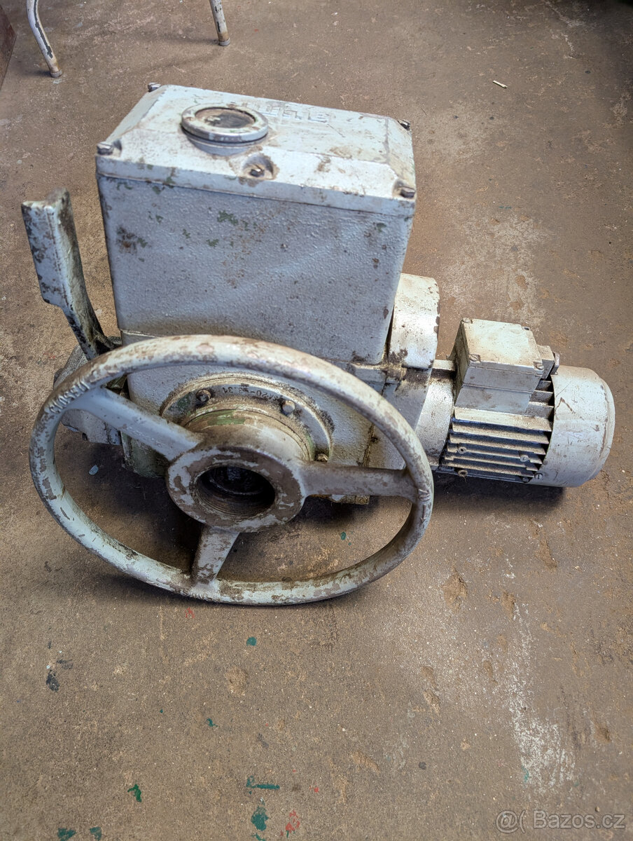 Motor s převodem z vodní elektrárny