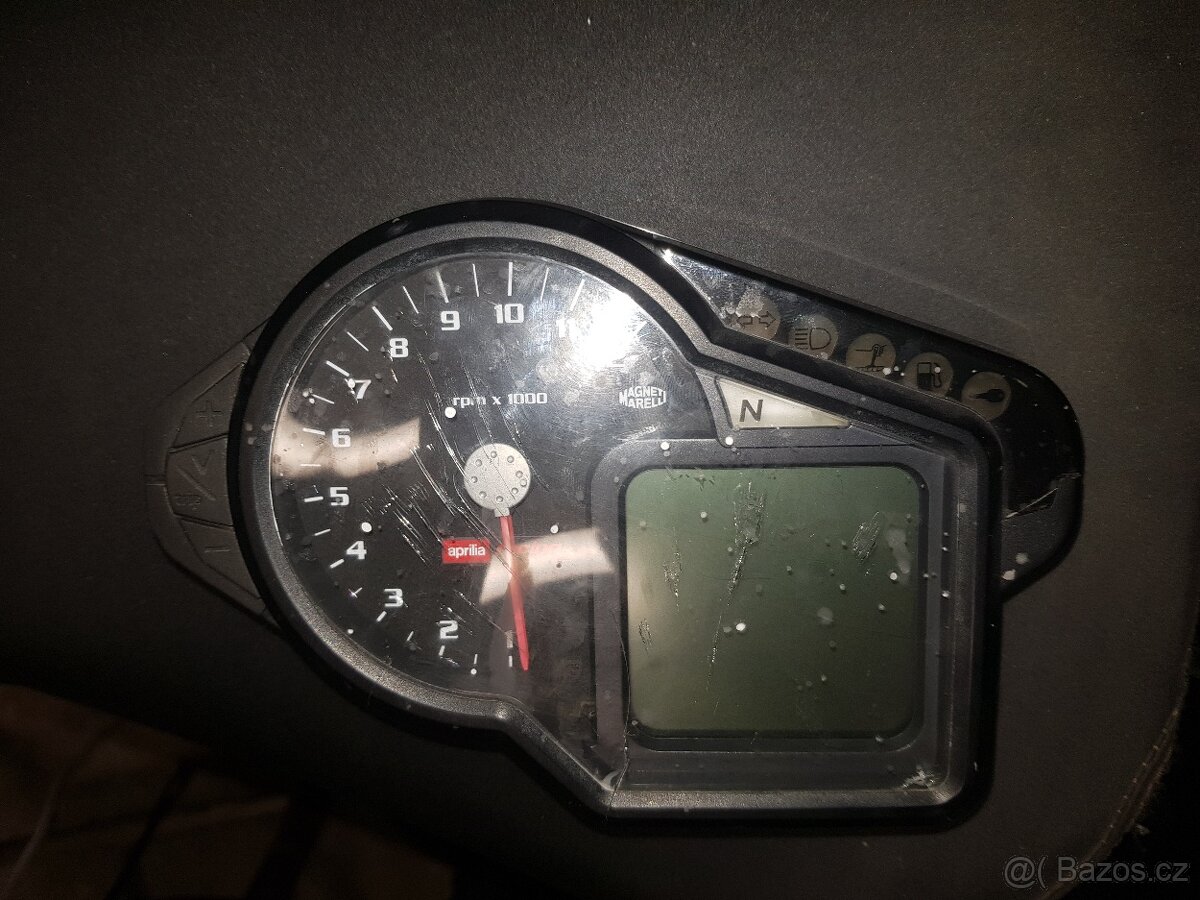 Predam budiky na aprilia rsv 1000r