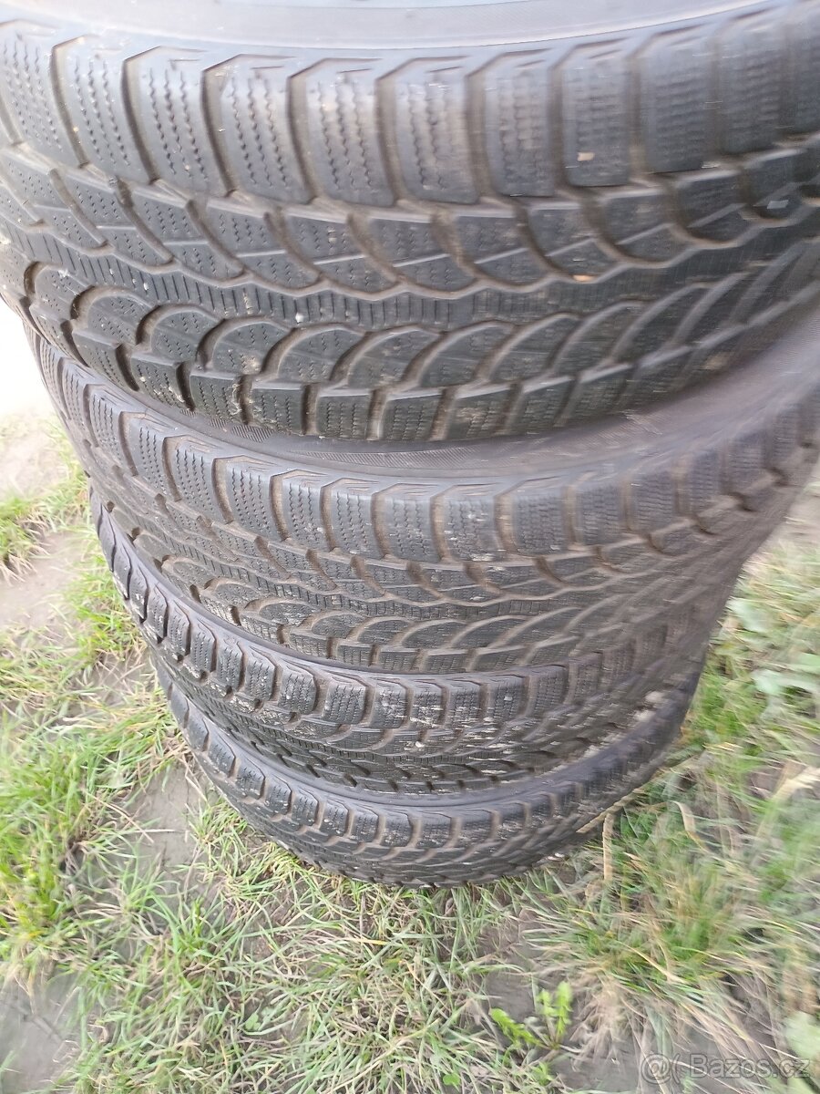 Zimní pneumatiky 215 40 17 4 kusy cena za 4 gumy -