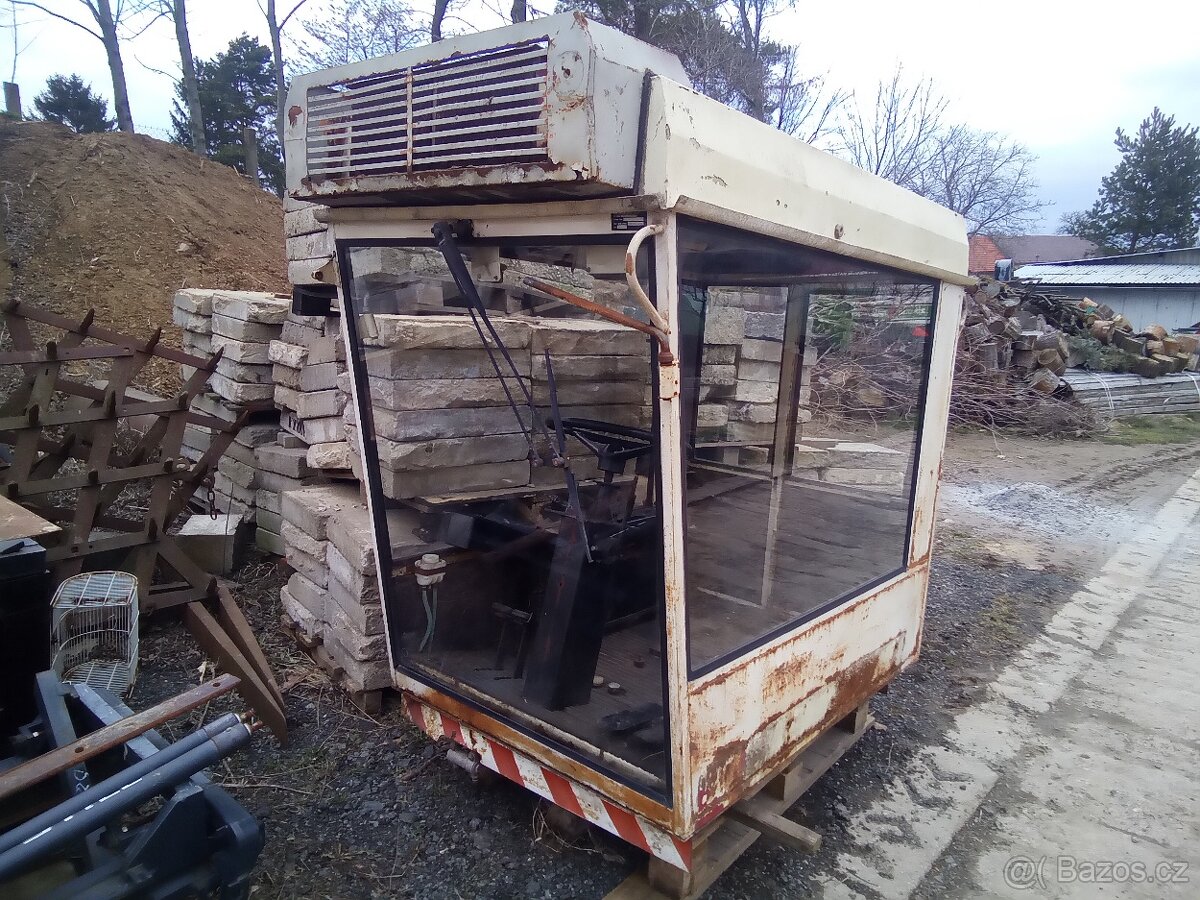 Kabina ze řezačky Toro