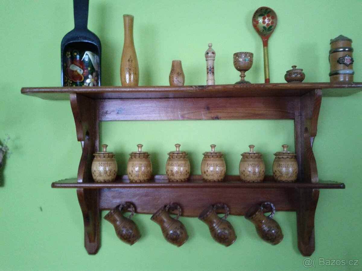 Sada dřevěných kořenek.