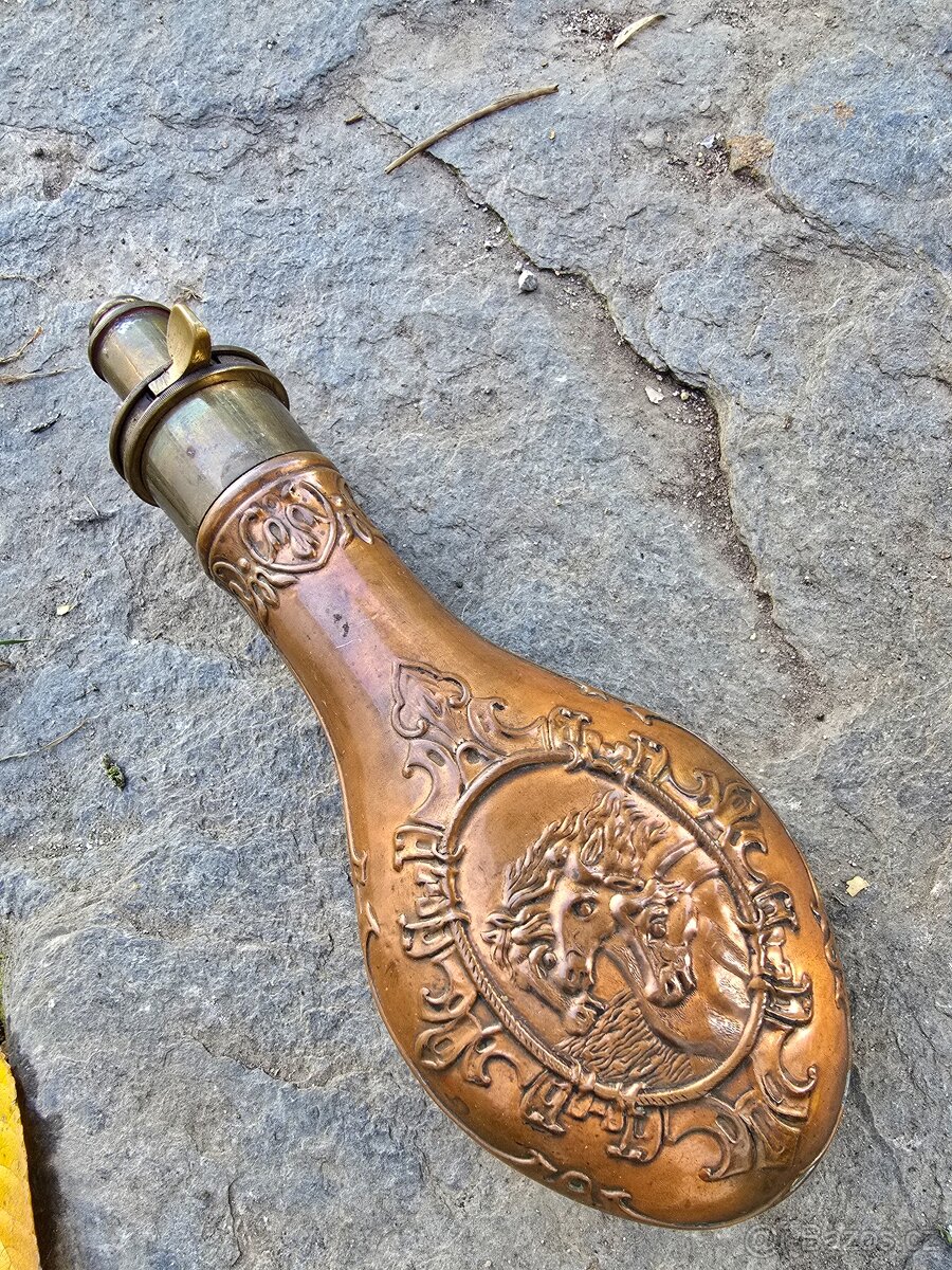 Krásná stará prachovnice motiv koně