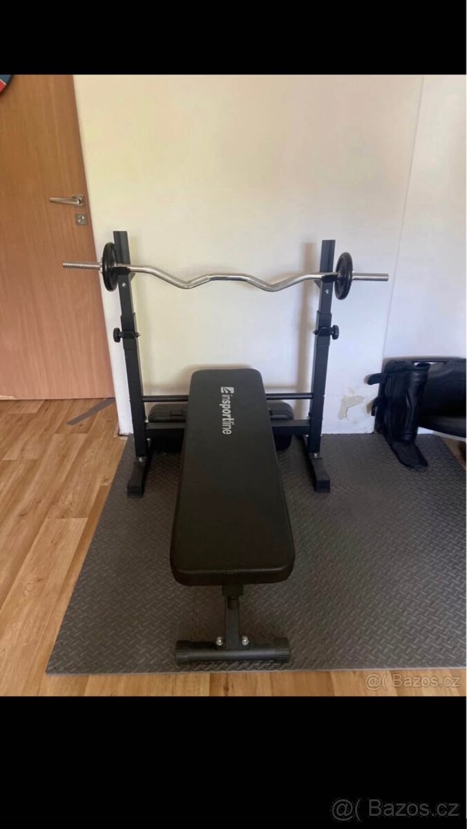 Posilovací lavice s tyčí a závažím