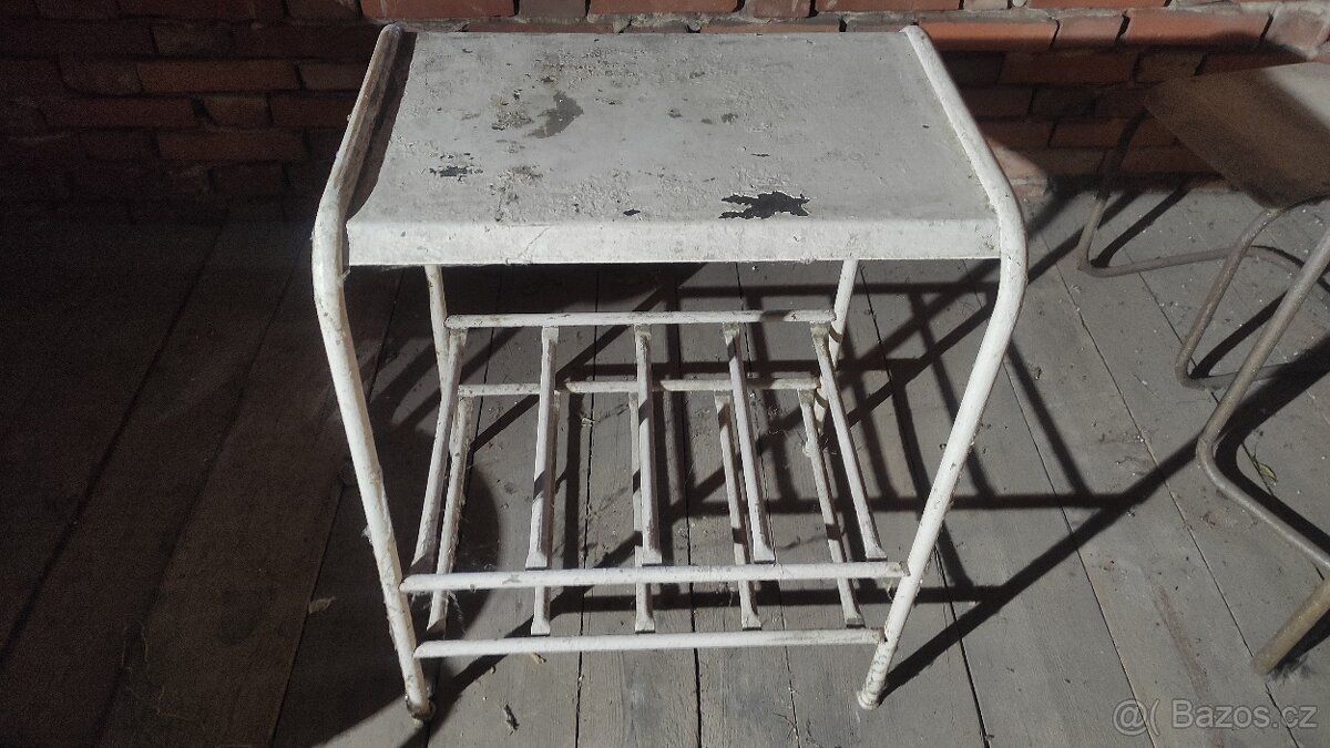 Odkládací stolek trubkový