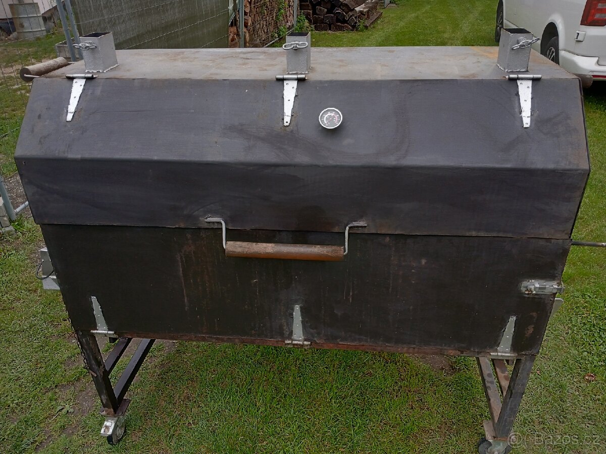 Půjčím Gril na prase, sele, krůtu.