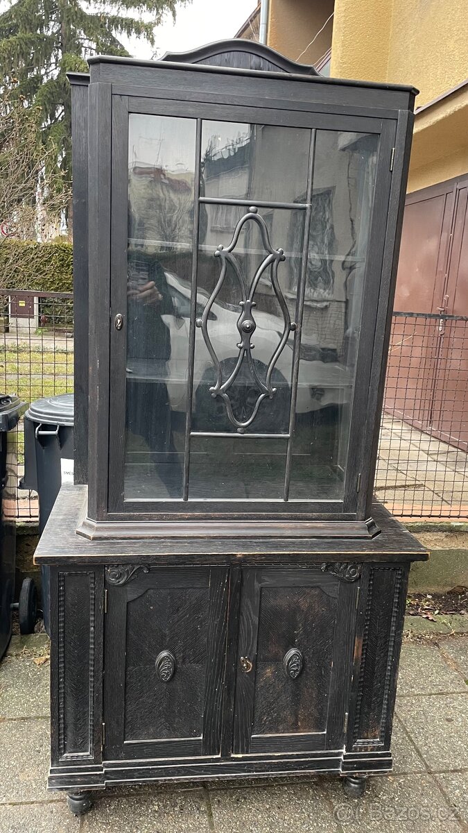 Skleněná vitrína z masívu