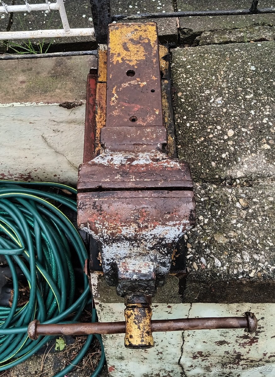 Starý plně funkční obří svěrák.