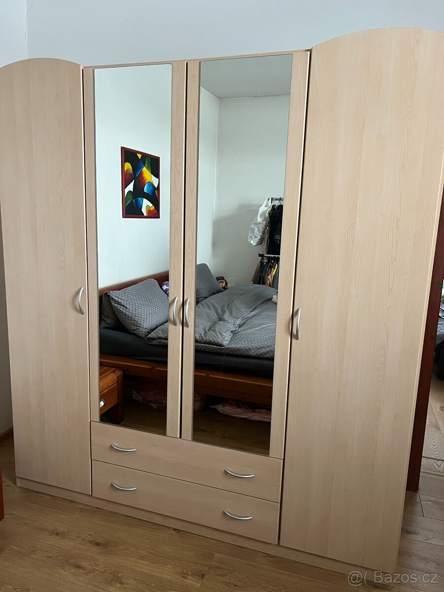 čtyř-dílná skříň