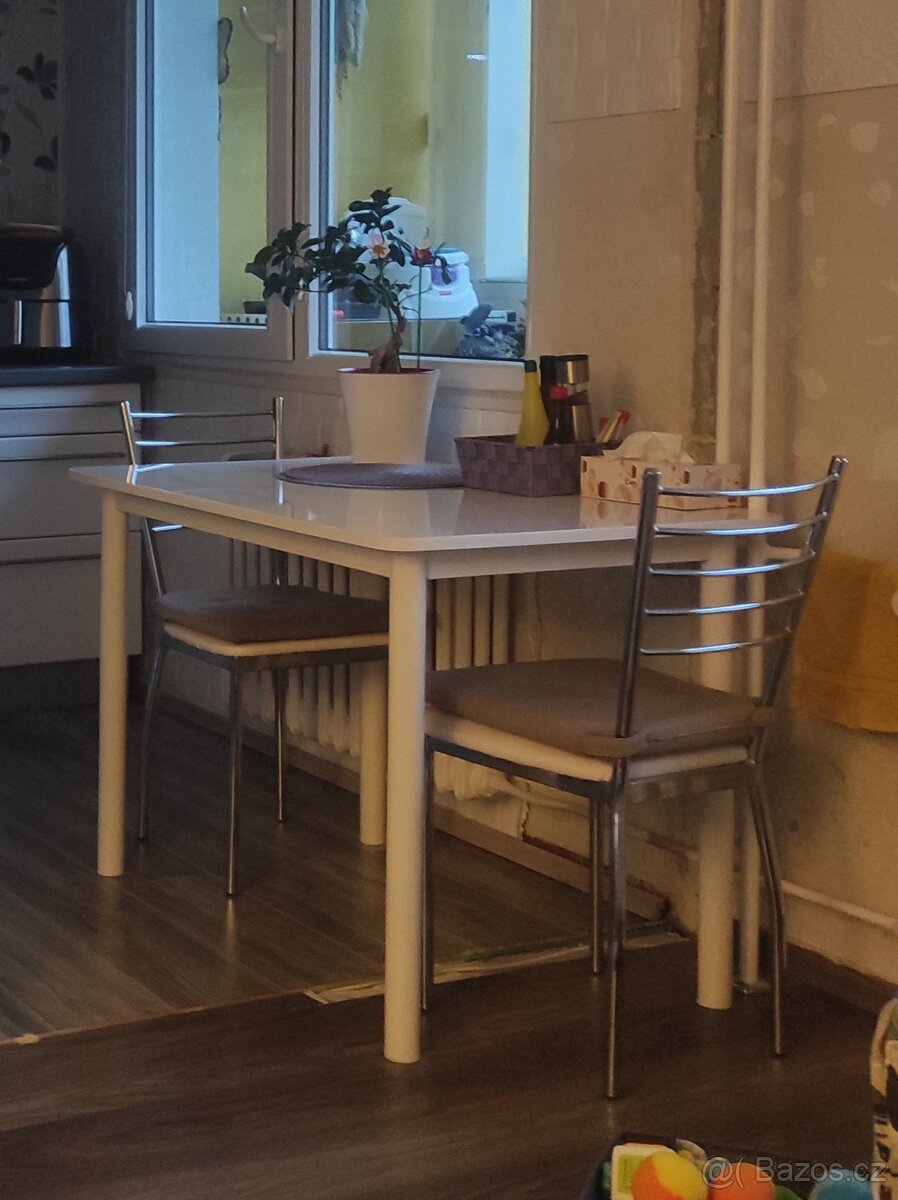 Jídelní stůl se židlemi