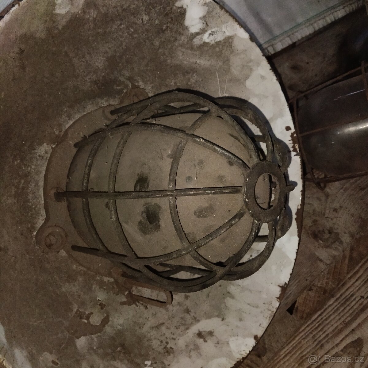 Staré tovarní lampy