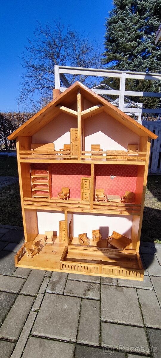 Dřevěný domeček pro panenky s malými hračkami