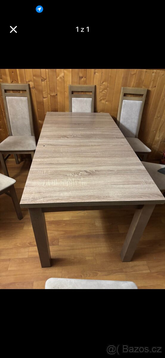 Jídelní stůl