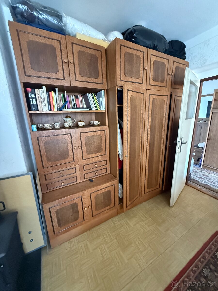 Skříň šatní