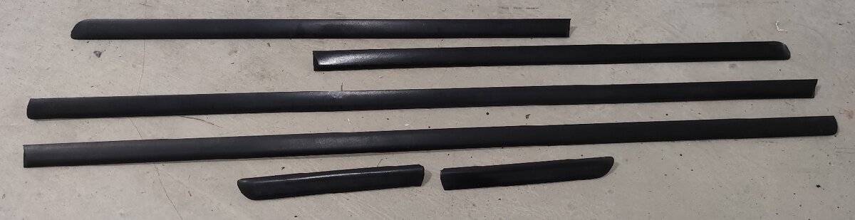 BMW 3, e46, Sedan/Touring. Dveřní lišty nelakované.
