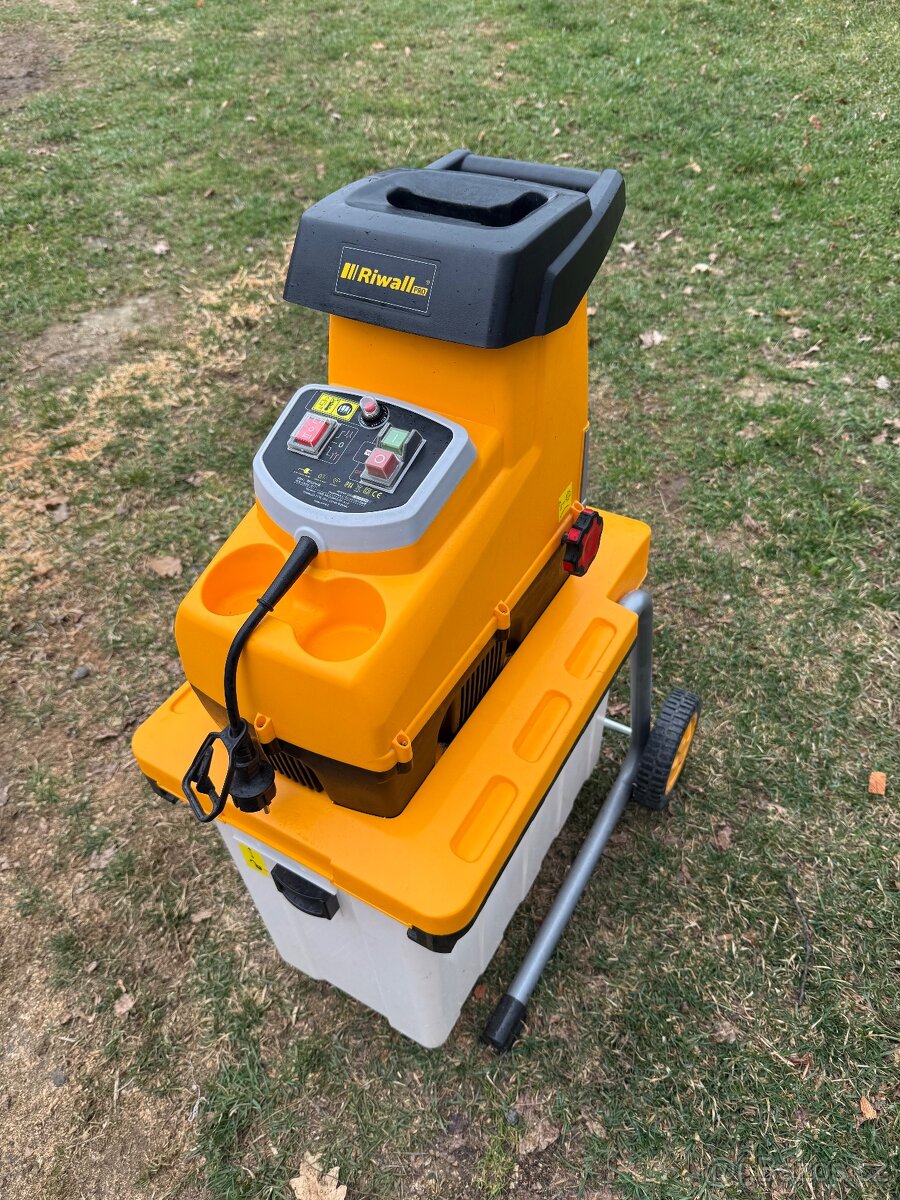 Štěpkovač Riwall Pro RES3044B