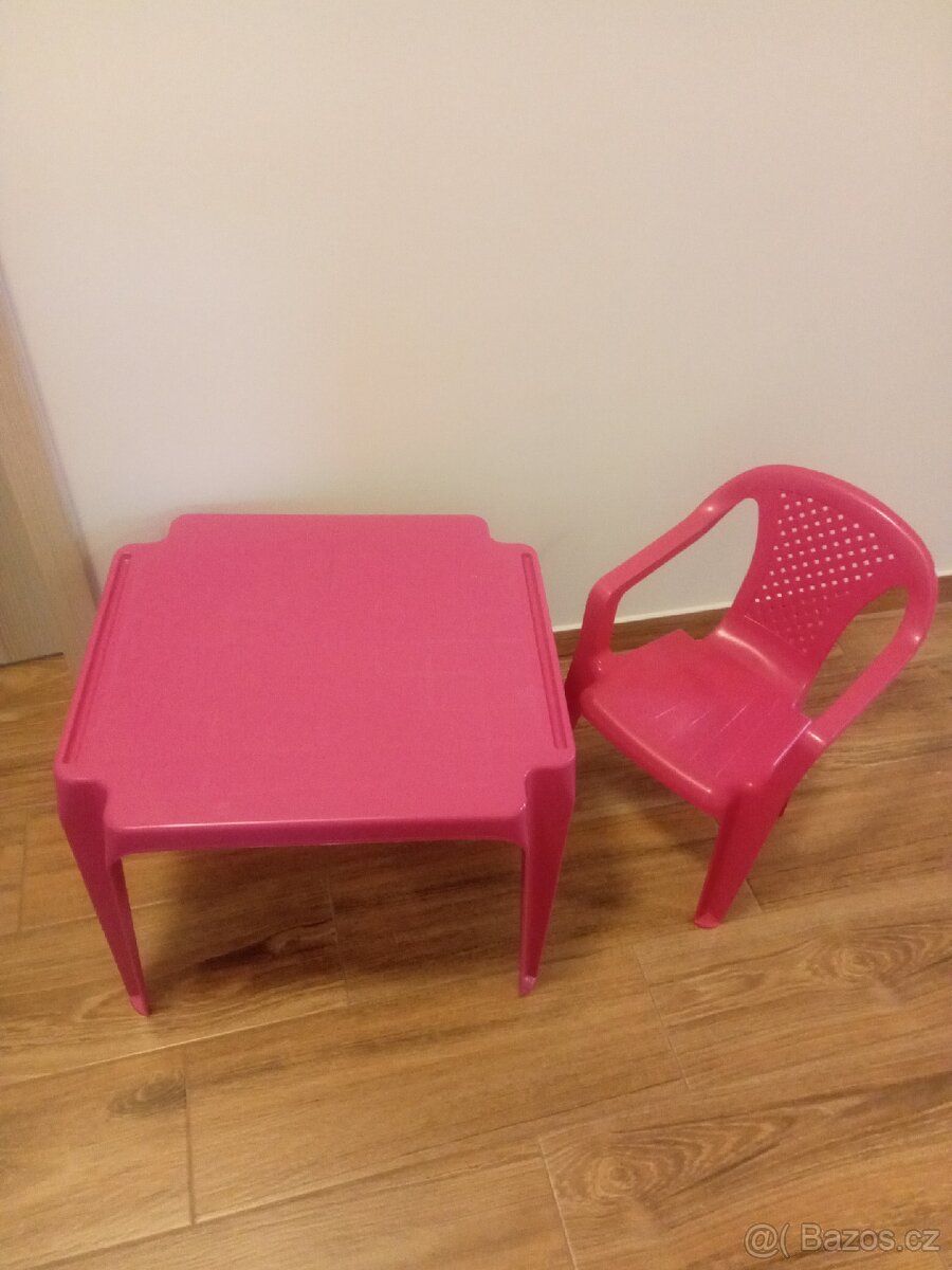 Dětský plastový stůl a židle