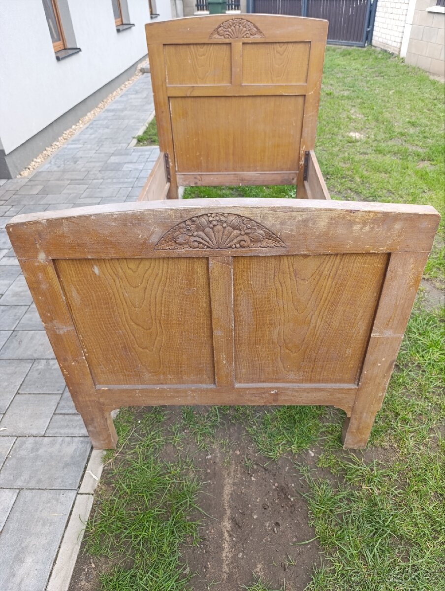 Starožitné postele