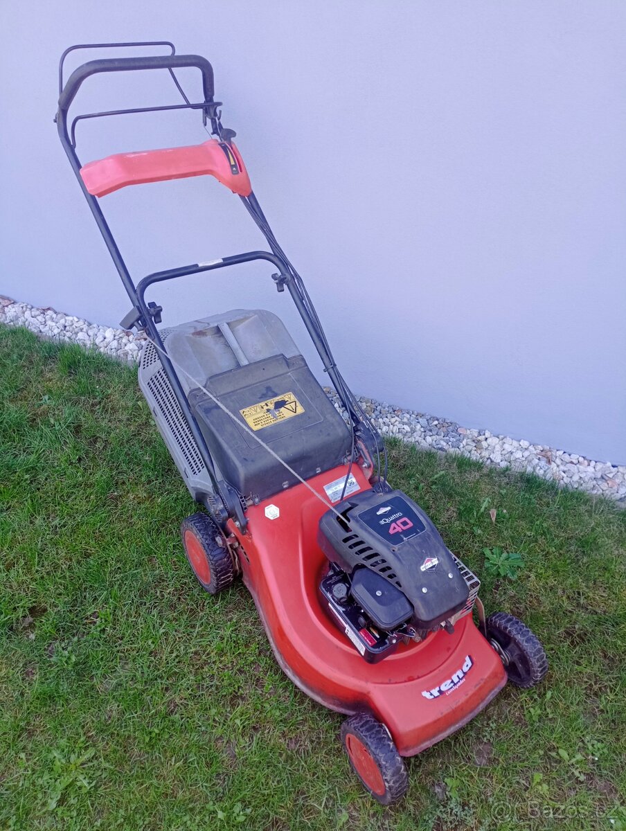 Benzínová sekačka s pojezdem
