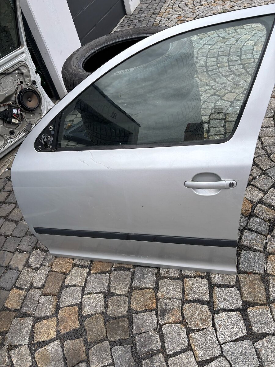 Škoda octavia 2- přední levé dveře
