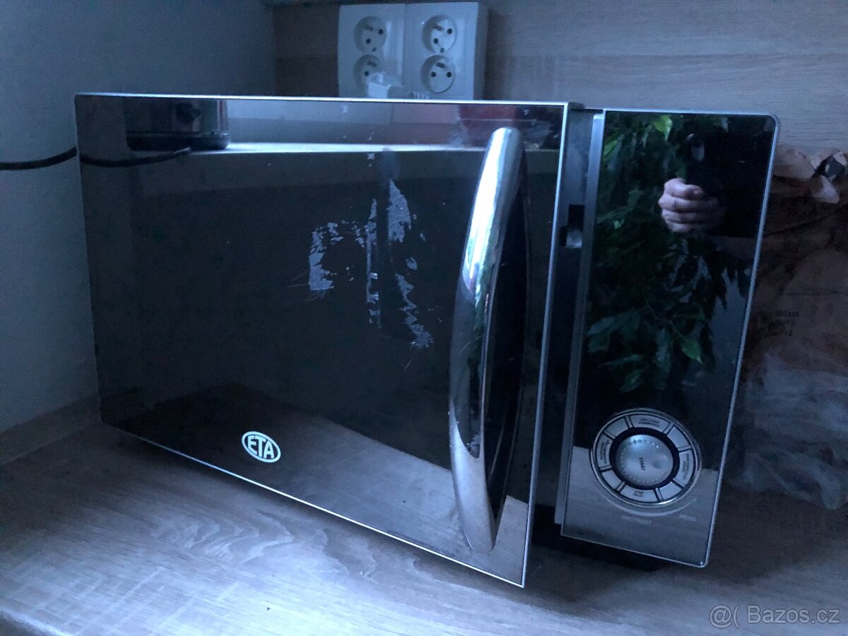 Eta s párou, grilem