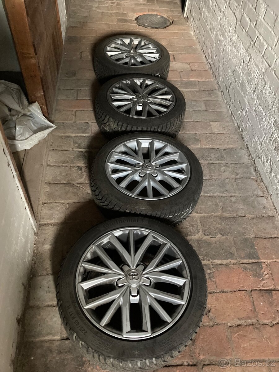 Sada zimních pneu + originální 17” alu kola Toyota