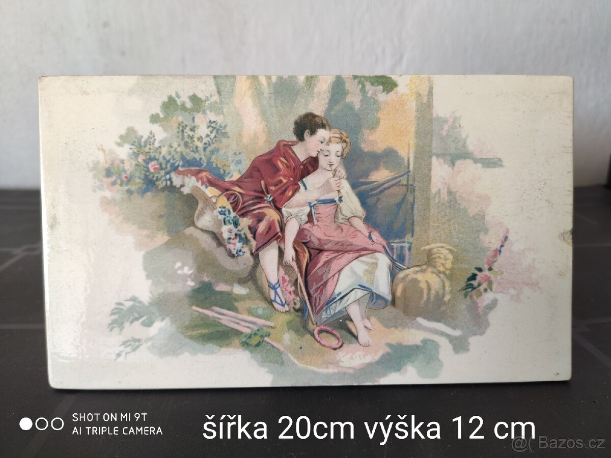 Romantická starožitná secesní kachlička- glazovaná keramika