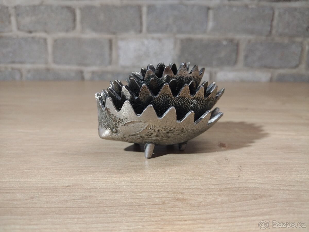 Retro ježek – sada kovových popelníků