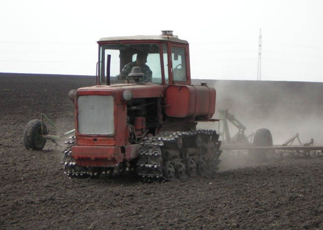 Díly na pásák DT 75