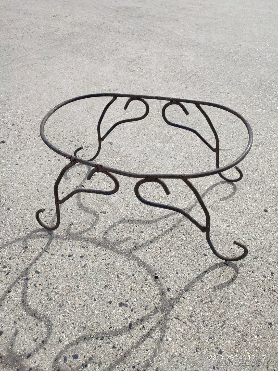 Kovový stojan pod kytku