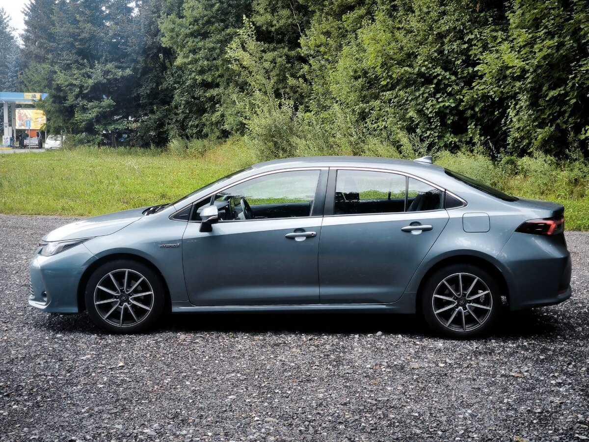 Toyota Corolla 1.8 hybrid, první majitel, rok výroby 2021