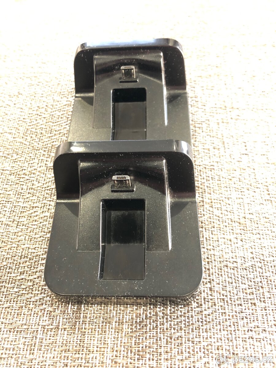 Nabíjecí stojan na ovladače PS4