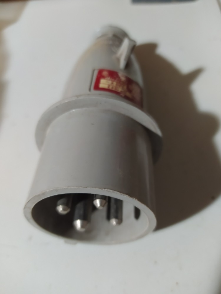 zástrčka 4 kolík 400V 16A