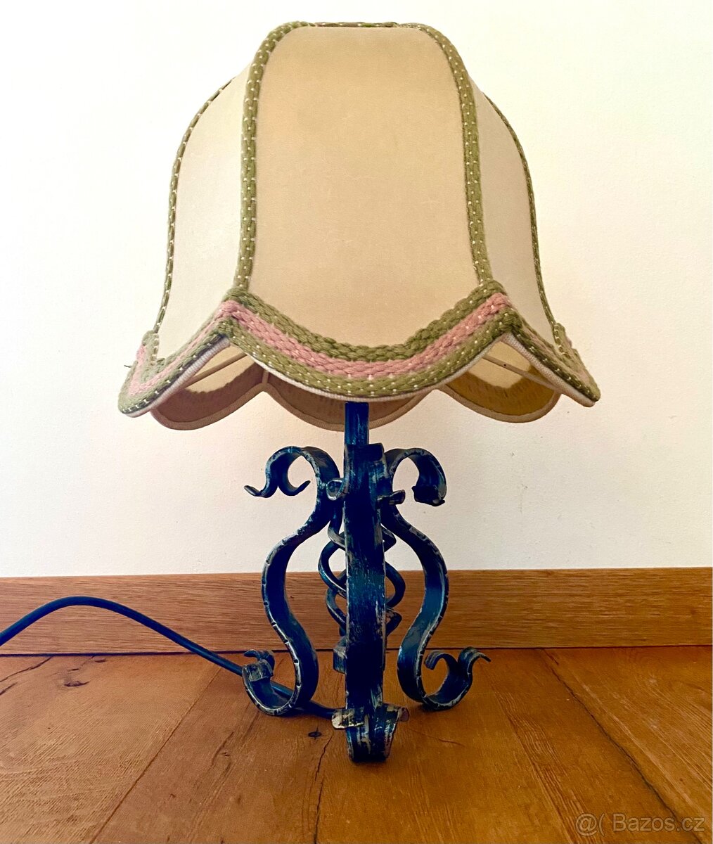 Stará kovaná stolní lampa